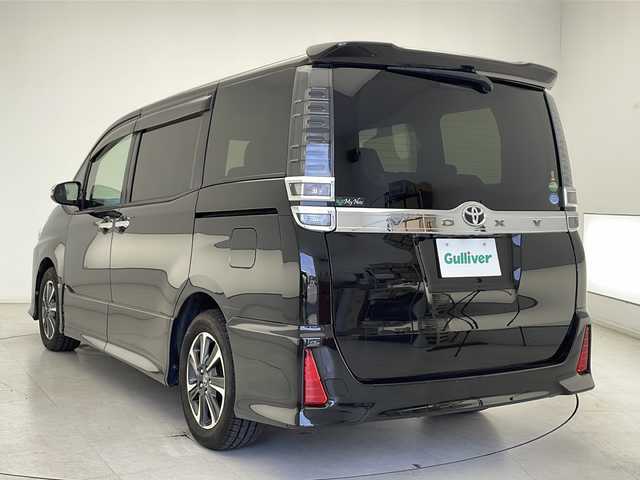 トヨタ ヴォクシー ZS 煌 千葉県 2018(平30)年 6万km ブラック 純正10インチナビ/プリクラッシュセーフティ/レーンキープアシスト/クルーズコントロール/オートハイビーム/オートライト/ステアリングスイッチ/アイドリングストップ/プッシュスタート/ステアリングスイッチ/革巻きステアリング/両側パワースライドドア/フリップダウンモニター/シートバックテーブル/サンシェード/バックカメラ/純正ドライブレコーダー/ＥＴＣ/純正フロアマット/フォグランプ/純正アルミホイール