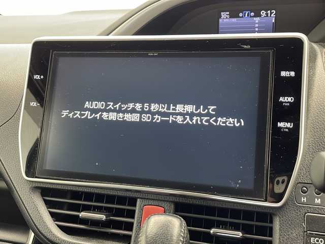 トヨタ ヴォクシー ZS 煌 千葉県 2018(平30)年 6万km ブラック 純正10インチナビ/プリクラッシュセーフティ/レーンキープアシスト/クルーズコントロール/オートハイビーム/オートライト/ステアリングスイッチ/アイドリングストップ/プッシュスタート/ステアリングスイッチ/革巻きステアリング/両側パワースライドドア/フリップダウンモニター/シートバックテーブル/サンシェード/バックカメラ/純正ドライブレコーダー/ＥＴＣ/純正フロアマット/フォグランプ/純正アルミホイール