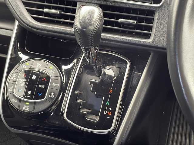 トヨタ ヴォクシー ZS 煌 千葉県 2018(平30)年 6万km ブラック 純正10インチナビ/プリクラッシュセーフティ/レーンキープアシスト/クルーズコントロール/オートハイビーム/オートライト/ステアリングスイッチ/アイドリングストップ/プッシュスタート/ステアリングスイッチ/革巻きステアリング/両側パワースライドドア/フリップダウンモニター/シートバックテーブル/サンシェード/バックカメラ/純正ドライブレコーダー/ＥＴＣ/純正フロアマット/フォグランプ/純正アルミホイール