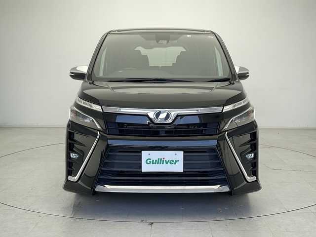トヨタ ヴォクシー ZS 煌 千葉県 2018(平30)年 6万km ブラック 純正10インチナビ/プリクラッシュセーフティ/レーンキープアシスト/クルーズコントロール/オートハイビーム/オートライト/ステアリングスイッチ/アイドリングストップ/プッシュスタート/ステアリングスイッチ/革巻きステアリング/両側パワースライドドア/フリップダウンモニター/シートバックテーブル/サンシェード/バックカメラ/純正ドライブレコーダー/ＥＴＣ/純正フロアマット/フォグランプ/純正アルミホイール