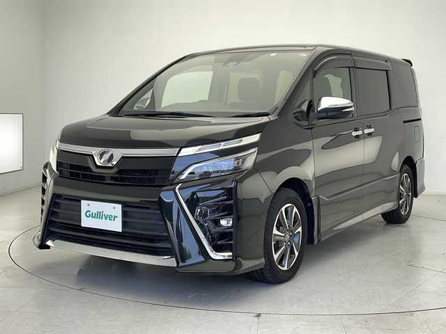 トヨタ ヴォクシー ZS 煌 千葉県 2018(平30)年 6万km ブラック 純正10インチナビ/プリクラッシュセーフティ/レーンキープアシスト/クルーズコントロール/オートハイビーム/オートライト/ステアリングスイッチ/アイドリングストップ/プッシュスタート/ステアリングスイッチ/革巻きステアリング/両側パワースライドドア/フリップダウンモニター/シートバックテーブル/サンシェード/バックカメラ/純正ドライブレコーダー/ＥＴＣ/純正フロアマット/フォグランプ/純正アルミホイール