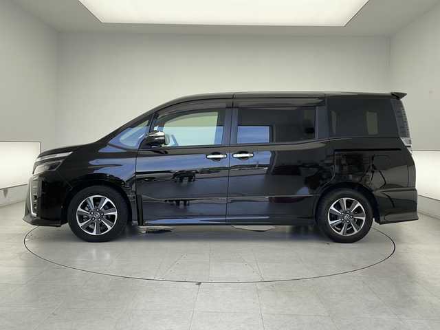 トヨタ ヴォクシー ZS 煌 千葉県 2018(平30)年 6万km ブラック 純正10インチナビ/プリクラッシュセーフティ/レーンキープアシスト/クルーズコントロール/オートハイビーム/オートライト/ステアリングスイッチ/アイドリングストップ/プッシュスタート/ステアリングスイッチ/革巻きステアリング/両側パワースライドドア/フリップダウンモニター/シートバックテーブル/サンシェード/バックカメラ/純正ドライブレコーダー/ＥＴＣ/純正フロアマット/フォグランプ/純正アルミホイール