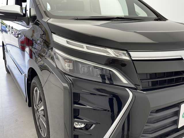トヨタ ヴォクシー ZS 煌 千葉県 2018(平30)年 6万km ブラック 純正10インチナビ/プリクラッシュセーフティ/レーンキープアシスト/クルーズコントロール/オートハイビーム/オートライト/ステアリングスイッチ/アイドリングストップ/プッシュスタート/ステアリングスイッチ/革巻きステアリング/両側パワースライドドア/フリップダウンモニター/シートバックテーブル/サンシェード/バックカメラ/純正ドライブレコーダー/ＥＴＣ/純正フロアマット/フォグランプ/純正アルミホイール