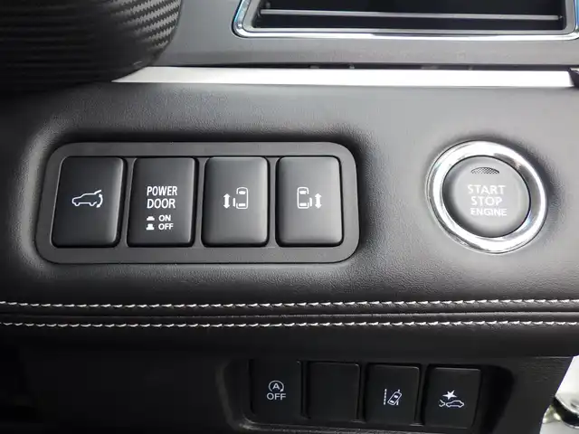 三菱 デリカＤ：５ シャモニー 千葉県 2025(令7)年 0.1千km 白Ⅱ CHAMONIX (8人)　4WD　e-Assist/オリジナルナビ取付パッケージ＋リアモニター取付パッケージ(25/300)　ステップレス　（8人）D:5専用11型ナビゲーション(322/300)　12.8型後席用モニター(143550円)/e-Assist/・衝突被害軽減ブレーキシステム（FCM）/・車線逸脱警報システム（LDW）/・誤発進抑制機能（前進＆後退時）（UMS）/・レーダークルーズコントロールシステム（ACC）/・オートマチックハイビーム[AHB]/エレクトリックテールゲート/両側パワースライドドア/純正メモリーナビ/地デジTV/【DVD/CD再生機能　Bluetooth接続】/マルチアラウンドモニター/革巻きステアリング/ステアリングスイッチ/パドルシフト/ハーフレザーシート/運転席パワーシート/前席シートヒーター/LEDヘッドライト/フォグライト/ウインカーミラー/純正18インチアルミホイル/サイド/カーテンエアバッグ/キーレスオペレーションシステム