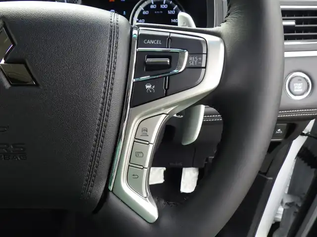 三菱 デリカＤ：５ シャモニー 千葉県 2025(令7)年 0.1千km 白Ⅱ CHAMONIX (8人)　4WD　e-Assist/オリジナルナビ取付パッケージ＋リアモニター取付パッケージ(25/300)　ステップレス　（8人）D:5専用11型ナビゲーション(322/300)　12.8型後席用モニター(143550円)/e-Assist/・衝突被害軽減ブレーキシステム（FCM）/・車線逸脱警報システム（LDW）/・誤発進抑制機能（前進＆後退時）（UMS）/・レーダークルーズコントロールシステム（ACC）/・オートマチックハイビーム[AHB]/エレクトリックテールゲート/両側パワースライドドア/純正メモリーナビ/地デジTV/【DVD/CD再生機能　Bluetooth接続】/マルチアラウンドモニター/革巻きステアリング/ステアリングスイッチ/パドルシフト/ハーフレザーシート/運転席パワーシート/前席シートヒーター/LEDヘッドライト/フォグライト/ウインカーミラー/純正18インチアルミホイル/サイド/カーテンエアバッグ/キーレスオペレーションシステム