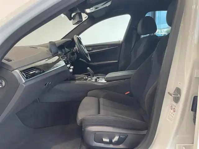ＢＭＷ ５２３ｉ Mスポーツ 愛知県 2019(平31)年 5.2万km アルピンホワイトⅢ アダプティブＬＥＤ　/ＨＵＤ　/ＢＭＷコネクティッドナビ　/Ｂｌｕｅｔｏｏｔｈ　/フルセグＴＶ　/３６０度カメラ　/ミラーリング　/インテリジェントセーフティ　/ＡＣＣ　/ＬＫＡ　/ＢＳＭ　/ＰＤＣ　/ドライブレコーダー/ミラー型ETC/プッシュスタート/アイドリングストップ