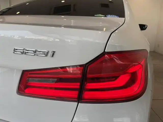 ＢＭＷ ５２３ｉ Mスポーツ 愛知県 2019(平31)年 5.2万km アルピンホワイトⅢ アダプティブＬＥＤ　/ＨＵＤ　/ＢＭＷコネクティッドナビ　/Ｂｌｕｅｔｏｏｔｈ　/フルセグＴＶ　/３６０度カメラ　/ミラーリング　/インテリジェントセーフティ　/ＡＣＣ　/ＬＫＡ　/ＢＳＭ　/ＰＤＣ　/ドライブレコーダー/ミラー型ETC/プッシュスタート/アイドリングストップ