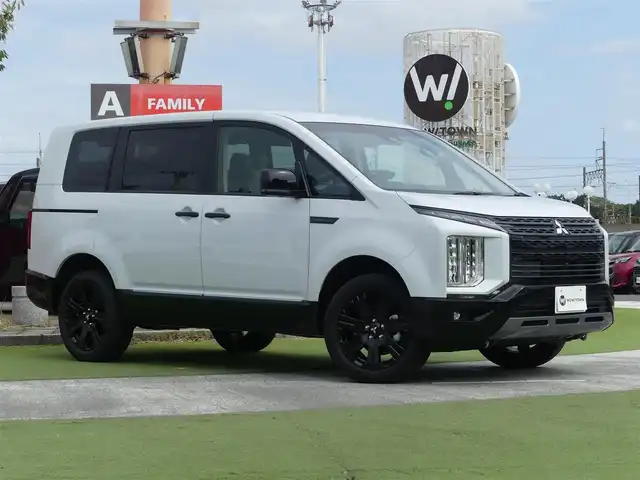三菱 デリカＤ：５ シャモニー 千葉県 2025(令7)年 0.1千km 白Ⅱ CHAMONIX (8人)　4WD　e-Assist/オリジナルナビ取付パッケージ＋リアモニター取付パッケージ(25/300)　ステップレス　（8人）D:5専用11型ナビゲーション(322/300)　12.8型後席用モニター(143550円)/e-Assist/・衝突被害軽減ブレーキシステム（FCM）/・車線逸脱警報システム（LDW）/・誤発進抑制機能（前進＆後退時）（UMS）/・レーダークルーズコントロールシステム（ACC）/・オートマチックハイビーム[AHB]/エレクトリックテールゲート/両側パワースライドドア/ハーフレザーシート/運転席パワーシート/前席シートヒーター/純正メモリーナビ/地デジTV/【DVD/CD再生機能　Bluetooth接続】/【Apple CarPlay　Android Auto対応】/マルチアラウンドモニター/革巻きステアリング/ステアリングスイッチ/パドルシフト/LEDヘッドライト/フォグライト/ウインカーミラー/純正18インチアルミホイル/サイド/カーテンエアバッグ/キーレスオペレーションシステム