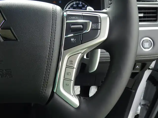 三菱 デリカＤ：５ シャモニー 千葉県 2025(令7)年 0.1千km 白Ⅱ CHAMONIX (8人)　4WD　e-Assist/オリジナルナビ取付パッケージ＋リアモニター取付パッケージ(25/300)　ステップレス　（8人）D:5専用11型ナビゲーション(322/300)　12.8型後席用モニター(143550円)/e-Assist/・衝突被害軽減ブレーキシステム（FCM）/・車線逸脱警報システム（LDW）/・誤発進抑制機能（前進＆後退時）（UMS）/・レーダークルーズコントロールシステム（ACC）/・オートマチックハイビーム[AHB]/エレクトリックテールゲート/両側パワースライドドア/ハーフレザーシート/運転席パワーシート/前席シートヒーター/純正メモリーナビ/地デジTV/【DVD/CD再生機能　Bluetooth接続】/【Apple CarPlay　Android Auto対応】/マルチアラウンドモニター/革巻きステアリング/ステアリングスイッチ/パドルシフト/LEDヘッドライト/フォグライト/ウインカーミラー/純正18インチアルミホイル/サイド/カーテンエアバッグ/キーレスオペレーションシステム