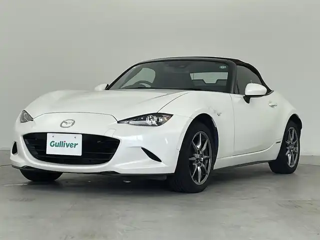 マツダ ロードスター 100周年特別記念車 群馬県 2021(令3)年 4.3万km スノーフレイクホワイトパールマイカ 特別仕様車【Ｓ　Ｌｅａｔｈｅｒ　Ｐａｃｋａｇｅ　１００周年特別記念車】/【特別装備】/・センターホイールキャップ（創立１００周年スペシャルロゴ付）/・オーナメント（創立１００周年スペシャルロゴ付）/・ヘッドレスト（創立１００周年スペシャルロゴ刻印：エンボス加工）/・アドバンストキー（創立１００周年スペシャルロゴ刻印＆１００周年専用化粧箱入り）/・フロアカーペット（レッド）/・フロアマット（創立１００周年記念バッジ付：レッド）/・ソフトトップカラー：ダークチェリー/・シート（材質：ナッパレザー／カラー：レッド）/・電動リモコン式ドアミラー（手動可倒式）/・１９５／５０Ｒ１６　８４Ｖタイヤ＆１６×６．５Ｊインチアルミホイール（高輝度塗装）/・エアコンルーバーベゼル（内側）/CD/DVD/Bluetooth/ワンセグTV/=====/特別仕様車　純正ディスプレイオーディオ　ＢＯＳＥサウンド　Ｂｌｕｅｔｏｏｔｈ　ワンセグＴＶ　赤本革シート　シートヒーター　　クルーズコントロール　ＢＳＭ　アダプティブＬＥＤヘッドライト　禁煙
