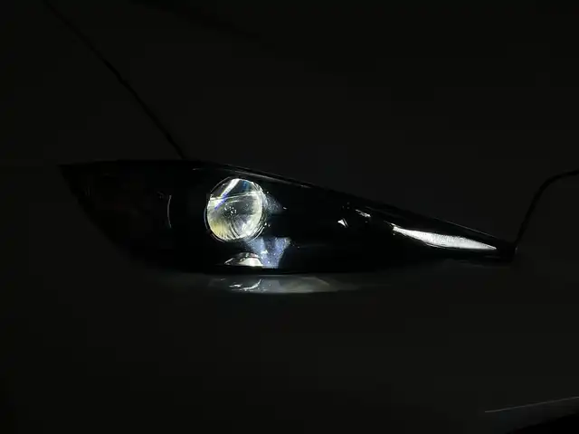 マツダ ロードスター 100周年特別記念車 群馬県 2021(令3)年 4.3万km スノーフレイクホワイトパールマイカ 特別仕様車【Ｓ　Ｌｅａｔｈｅｒ　Ｐａｃｋａｇｅ　１００周年特別記念車】/【特別装備】/・センターホイールキャップ（創立１００周年スペシャルロゴ付）/・オーナメント（創立１００周年スペシャルロゴ付）/・ヘッドレスト（創立１００周年スペシャルロゴ刻印：エンボス加工）/・アドバンストキー（創立１００周年スペシャルロゴ刻印＆１００周年専用化粧箱入り）/・フロアカーペット（レッド）/・フロアマット（創立１００周年記念バッジ付：レッド）/・ソフトトップカラー：ダークチェリー/・シート（材質：ナッパレザー／カラー：レッド）/・電動リモコン式ドアミラー（手動可倒式）/・１９５／５０Ｒ１６　８４Ｖタイヤ＆１６×６．５Ｊインチアルミホイール（高輝度塗装）/・エアコンルーバーベゼル（内側）/CD/DVD/Bluetooth/ワンセグTV/=====/特別仕様車　純正ディスプレイオーディオ　ＢＯＳＥサウンド　Ｂｌｕｅｔｏｏｔｈ　ワンセグＴＶ　赤本革シート　シートヒーター　　クルーズコントロール　ＢＳＭ　アダプティブＬＥＤヘッドライト　禁煙