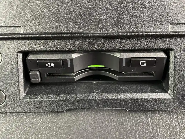 マツダ ロードスター 100周年特別記念車 群馬県 2021(令3)年 4.3万km スノーフレイクホワイトパールマイカ 特別仕様車【Ｓ　Ｌｅａｔｈｅｒ　Ｐａｃｋａｇｅ　１００周年特別記念車】/【特別装備】/・センターホイールキャップ（創立１００周年スペシャルロゴ付）/・オーナメント（創立１００周年スペシャルロゴ付）/・ヘッドレスト（創立１００周年スペシャルロゴ刻印：エンボス加工）/・アドバンストキー（創立１００周年スペシャルロゴ刻印＆１００周年専用化粧箱入り）/・フロアカーペット（レッド）/・フロアマット（創立１００周年記念バッジ付：レッド）/・ソフトトップカラー：ダークチェリー/・シート（材質：ナッパレザー／カラー：レッド）/・電動リモコン式ドアミラー（手動可倒式）/・１９５／５０Ｒ１６　８４Ｖタイヤ＆１６×６．５Ｊインチアルミホイール（高輝度塗装）/・エアコンルーバーベゼル（内側）/CD/DVD/Bluetooth/ワンセグTV/=====/特別仕様車　純正ディスプレイオーディオ　ＢＯＳＥサウンド　Ｂｌｕｅｔｏｏｔｈ　ワンセグＴＶ　赤本革シート　シートヒーター　　クルーズコントロール　ＢＳＭ　アダプティブＬＥＤヘッドライト　禁煙