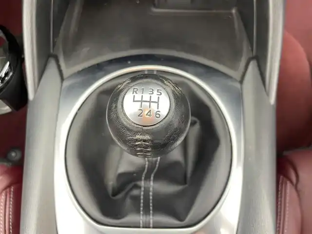 マツダ ロードスター 100周年特別記念車 群馬県 2021(令3)年 4.3万km スノーフレイクホワイトパールマイカ 特別仕様車【Ｓ　Ｌｅａｔｈｅｒ　Ｐａｃｋａｇｅ　１００周年特別記念車】/【特別装備】/・センターホイールキャップ（創立１００周年スペシャルロゴ付）/・オーナメント（創立１００周年スペシャルロゴ付）/・ヘッドレスト（創立１００周年スペシャルロゴ刻印：エンボス加工）/・アドバンストキー（創立１００周年スペシャルロゴ刻印＆１００周年専用化粧箱入り）/・フロアカーペット（レッド）/・フロアマット（創立１００周年記念バッジ付：レッド）/・ソフトトップカラー：ダークチェリー/・シート（材質：ナッパレザー／カラー：レッド）/・電動リモコン式ドアミラー（手動可倒式）/・１９５／５０Ｒ１６　８４Ｖタイヤ＆１６×６．５Ｊインチアルミホイール（高輝度塗装）/・エアコンルーバーベゼル（内側）/CD/DVD/Bluetooth/ワンセグTV/=====/特別仕様車　純正ディスプレイオーディオ　ＢＯＳＥサウンド　Ｂｌｕｅｔｏｏｔｈ　ワンセグＴＶ　赤本革シート　シートヒーター　　クルーズコントロール　ＢＳＭ　アダプティブＬＥＤヘッドライト　禁煙