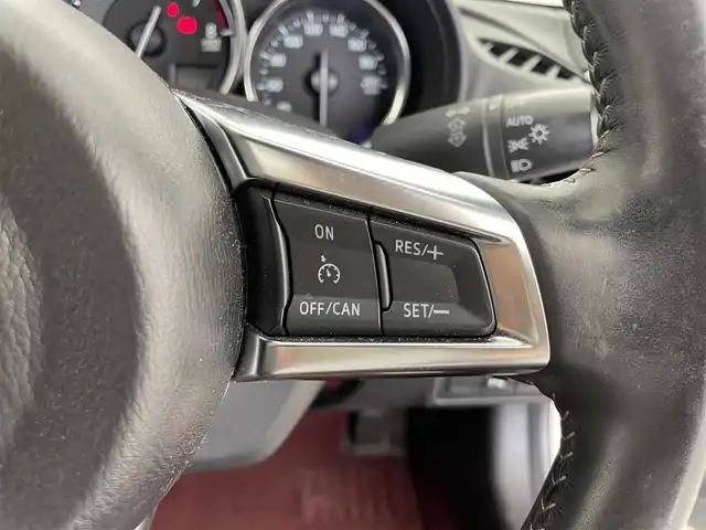 マツダ ロードスター 100周年特別記念車 群馬県 2021(令3)年 4.3万km スノーフレイクホワイトパールマイカ 特別仕様車【Ｓ　Ｌｅａｔｈｅｒ　Ｐａｃｋａｇｅ　１００周年特別記念車】/【特別装備】/・センターホイールキャップ（創立１００周年スペシャルロゴ付）/・オーナメント（創立１００周年スペシャルロゴ付）/・ヘッドレスト（創立１００周年スペシャルロゴ刻印：エンボス加工）/・アドバンストキー（創立１００周年スペシャルロゴ刻印＆１００周年専用化粧箱入り）/・フロアカーペット（レッド）/・フロアマット（創立１００周年記念バッジ付：レッド）/・ソフトトップカラー：ダークチェリー/・シート（材質：ナッパレザー／カラー：レッド）/・電動リモコン式ドアミラー（手動可倒式）/・１９５／５０Ｒ１６　８４Ｖタイヤ＆１６×６．５Ｊインチアルミホイール（高輝度塗装）/・エアコンルーバーベゼル（内側）/CD/DVD/Bluetooth/ワンセグTV/=====/特別仕様車　純正ディスプレイオーディオ　ＢＯＳＥサウンド　Ｂｌｕｅｔｏｏｔｈ　ワンセグＴＶ　赤本革シート　シートヒーター　　クルーズコントロール　ＢＳＭ　アダプティブＬＥＤヘッドライト　禁煙