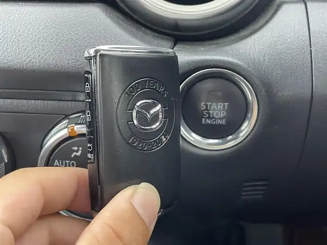 マツダ ロードスター 100周年特別記念車 群馬県 2021(令3)年 4.3万km スノーフレイクホワイトパールマイカ 特別仕様車【Ｓ　Ｌｅａｔｈｅｒ　Ｐａｃｋａｇｅ　１００周年特別記念車】/【特別装備】/・センターホイールキャップ（創立１００周年スペシャルロゴ付）/・オーナメント（創立１００周年スペシャルロゴ付）/・ヘッドレスト（創立１００周年スペシャルロゴ刻印：エンボス加工）/・アドバンストキー（創立１００周年スペシャルロゴ刻印＆１００周年専用化粧箱入り）/・フロアカーペット（レッド）/・フロアマット（創立１００周年記念バッジ付：レッド）/・ソフトトップカラー：ダークチェリー/・シート（材質：ナッパレザー／カラー：レッド）/・電動リモコン式ドアミラー（手動可倒式）/・１９５／５０Ｒ１６　８４Ｖタイヤ＆１６×６．５Ｊインチアルミホイール（高輝度塗装）/・エアコンルーバーベゼル（内側）/CD/DVD/Bluetooth/ワンセグTV/=====/特別仕様車　純正ディスプレイオーディオ　ＢＯＳＥサウンド　Ｂｌｕｅｔｏｏｔｈ　ワンセグＴＶ　赤本革シート　シートヒーター　　クルーズコントロール　ＢＳＭ　アダプティブＬＥＤヘッドライト　禁煙