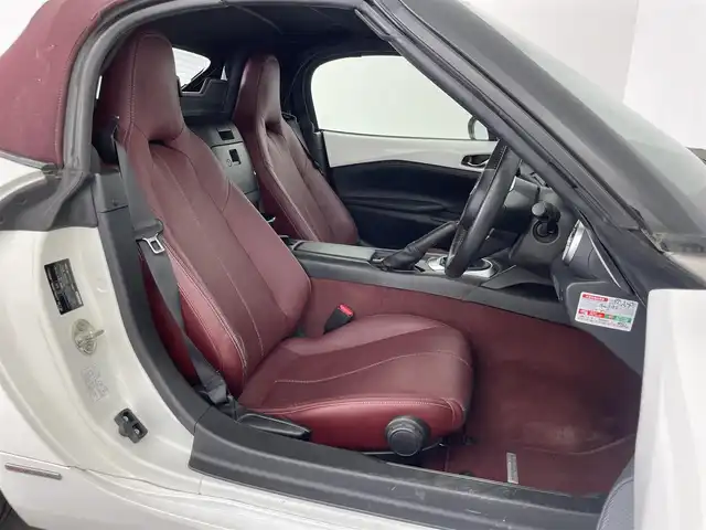 マツダ ロードスター 100周年特別記念車 群馬県 2021(令3)年 4.3万km スノーフレイクホワイトパールマイカ 特別仕様車【Ｓ　Ｌｅａｔｈｅｒ　Ｐａｃｋａｇｅ　１００周年特別記念車】/【特別装備】/・センターホイールキャップ（創立１００周年スペシャルロゴ付）/・オーナメント（創立１００周年スペシャルロゴ付）/・ヘッドレスト（創立１００周年スペシャルロゴ刻印：エンボス加工）/・アドバンストキー（創立１００周年スペシャルロゴ刻印＆１００周年専用化粧箱入り）/・フロアカーペット（レッド）/・フロアマット（創立１００周年記念バッジ付：レッド）/・ソフトトップカラー：ダークチェリー/・シート（材質：ナッパレザー／カラー：レッド）/・電動リモコン式ドアミラー（手動可倒式）/・１９５／５０Ｒ１６　８４Ｖタイヤ＆１６×６．５Ｊインチアルミホイール（高輝度塗装）/・エアコンルーバーベゼル（内側）/CD/DVD/Bluetooth/ワンセグTV/=====/特別仕様車　純正ディスプレイオーディオ　ＢＯＳＥサウンド　Ｂｌｕｅｔｏｏｔｈ　ワンセグＴＶ　赤本革シート　シートヒーター　　クルーズコントロール　ＢＳＭ　アダプティブＬＥＤヘッドライト　禁煙