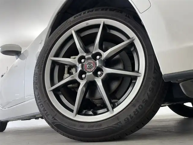 マツダ ロードスター 100周年特別記念車 群馬県 2021(令3)年 4.3万km スノーフレイクホワイトパールマイカ 特別仕様車【Ｓ　Ｌｅａｔｈｅｒ　Ｐａｃｋａｇｅ　１００周年特別記念車】/【特別装備】/・センターホイールキャップ（創立１００周年スペシャルロゴ付）/・オーナメント（創立１００周年スペシャルロゴ付）/・ヘッドレスト（創立１００周年スペシャルロゴ刻印：エンボス加工）/・アドバンストキー（創立１００周年スペシャルロゴ刻印＆１００周年専用化粧箱入り）/・フロアカーペット（レッド）/・フロアマット（創立１００周年記念バッジ付：レッド）/・ソフトトップカラー：ダークチェリー/・シート（材質：ナッパレザー／カラー：レッド）/・電動リモコン式ドアミラー（手動可倒式）/・１９５／５０Ｒ１６　８４Ｖタイヤ＆１６×６．５Ｊインチアルミホイール（高輝度塗装）/・エアコンルーバーベゼル（内側）/CD/DVD/Bluetooth/ワンセグTV/=====/特別仕様車　純正ディスプレイオーディオ　ＢＯＳＥサウンド　Ｂｌｕｅｔｏｏｔｈ　ワンセグＴＶ　赤本革シート　シートヒーター　　クルーズコントロール　ＢＳＭ　アダプティブＬＥＤヘッドライト　禁煙