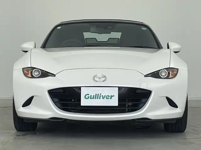 マツダ ロードスター 100周年特別記念車 群馬県 2021(令3)年 4.3万km スノーフレイクホワイトパールマイカ 特別仕様車【Ｓ　Ｌｅａｔｈｅｒ　Ｐａｃｋａｇｅ　１００周年特別記念車】/【特別装備】/・センターホイールキャップ（創立１００周年スペシャルロゴ付）/・オーナメント（創立１００周年スペシャルロゴ付）/・ヘッドレスト（創立１００周年スペシャルロゴ刻印：エンボス加工）/・アドバンストキー（創立１００周年スペシャルロゴ刻印＆１００周年専用化粧箱入り）/・フロアカーペット（レッド）/・フロアマット（創立１００周年記念バッジ付：レッド）/・ソフトトップカラー：ダークチェリー/・シート（材質：ナッパレザー／カラー：レッド）/・電動リモコン式ドアミラー（手動可倒式）/・１９５／５０Ｒ１６　８４Ｖタイヤ＆１６×６．５Ｊインチアルミホイール（高輝度塗装）/・エアコンルーバーベゼル（内側）/CD/DVD/Bluetooth/ワンセグTV/=====/特別仕様車　純正ディスプレイオーディオ　ＢＯＳＥサウンド　Ｂｌｕｅｔｏｏｔｈ　ワンセグＴＶ　赤本革シート　シートヒーター　　クルーズコントロール　ＢＳＭ　アダプティブＬＥＤヘッドライト　禁煙