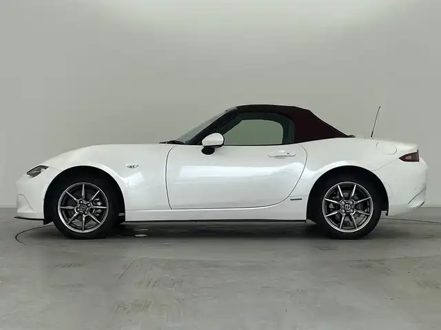 マツダ ロードスター 100周年特別記念車 群馬県 2021(令3)年 4.3万km スノーフレイクホワイトパールマイカ 特別仕様車【Ｓ　Ｌｅａｔｈｅｒ　Ｐａｃｋａｇｅ　１００周年特別記念車】/【特別装備】/・センターホイールキャップ（創立１００周年スペシャルロゴ付）/・オーナメント（創立１００周年スペシャルロゴ付）/・ヘッドレスト（創立１００周年スペシャルロゴ刻印：エンボス加工）/・アドバンストキー（創立１００周年スペシャルロゴ刻印＆１００周年専用化粧箱入り）/・フロアカーペット（レッド）/・フロアマット（創立１００周年記念バッジ付：レッド）/・ソフトトップカラー：ダークチェリー/・シート（材質：ナッパレザー／カラー：レッド）/・電動リモコン式ドアミラー（手動可倒式）/・１９５／５０Ｒ１６　８４Ｖタイヤ＆１６×６．５Ｊインチアルミホイール（高輝度塗装）/・エアコンルーバーベゼル（内側）/CD/DVD/Bluetooth/ワンセグTV/=====/特別仕様車　純正ディスプレイオーディオ　ＢＯＳＥサウンド　Ｂｌｕｅｔｏｏｔｈ　ワンセグＴＶ　赤本革シート　シートヒーター　　クルーズコントロール　ＢＳＭ　アダプティブＬＥＤヘッドライト　禁煙