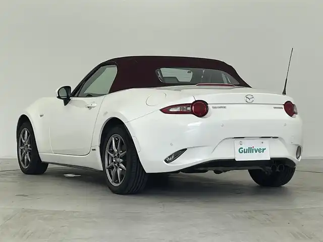 マツダ ロードスター 100周年特別記念車 群馬県 2021(令3)年 4.3万km スノーフレイクホワイトパールマイカ 特別仕様車【Ｓ　Ｌｅａｔｈｅｒ　Ｐａｃｋａｇｅ　１００周年特別記念車】/【特別装備】/・センターホイールキャップ（創立１００周年スペシャルロゴ付）/・オーナメント（創立１００周年スペシャルロゴ付）/・ヘッドレスト（創立１００周年スペシャルロゴ刻印：エンボス加工）/・アドバンストキー（創立１００周年スペシャルロゴ刻印＆１００周年専用化粧箱入り）/・フロアカーペット（レッド）/・フロアマット（創立１００周年記念バッジ付：レッド）/・ソフトトップカラー：ダークチェリー/・シート（材質：ナッパレザー／カラー：レッド）/・電動リモコン式ドアミラー（手動可倒式）/・１９５／５０Ｒ１６　８４Ｖタイヤ＆１６×６．５Ｊインチアルミホイール（高輝度塗装）/・エアコンルーバーベゼル（内側）/CD/DVD/Bluetooth/ワンセグTV/=====/特別仕様車　純正ディスプレイオーディオ　ＢＯＳＥサウンド　Ｂｌｕｅｔｏｏｔｈ　ワンセグＴＶ　赤本革シート　シートヒーター　　クルーズコントロール　ＢＳＭ　アダプティブＬＥＤヘッドライト　禁煙