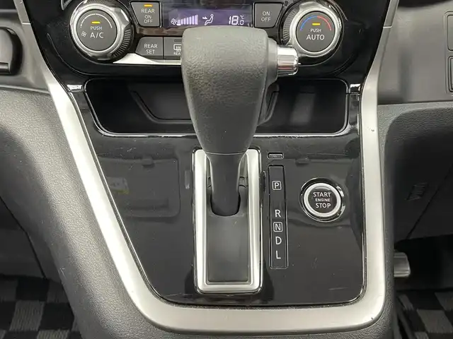 日産 セレナ ハイウェイスター Vセレクション 大分県 2017(平29)年 3.8万km アズライトブルー 純正ナビ/（フルセグ/Bluetooth/CD/DVD)/バックカメラ/クルーズコントロール/ETC/両側パワースライドドア/ステアリングスイッチ/シートバックテーブル/プッシュスタート/スマートキー/オートライト/電動格納ミラー/LEDヘッドライト/純正フロアマット/純正16インチアルミホイール