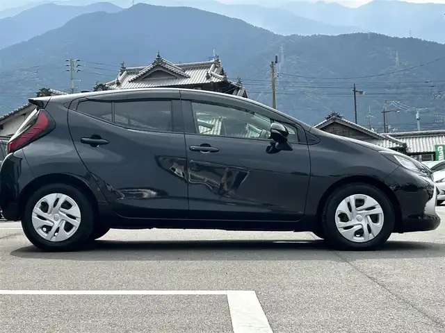 トヨタ アクア G 愛媛県 2023(令5)年 2万km ブラックマイカ 純正ディスプレイオーディオ（ナビ登録済み）/BT/フルセグTV/USB/バックカメラ/トヨタセーフティセンス/アダクティブクルーズコントロール/プリクラッシュセーフティ/レーンキープアシストシステム/レーダークルーズコントロール/前後コーナーセンサー/LEDヘッドライト/オートライト/オートマチックハイビーム/純正フロアマット/スマートキー/スペアー１本/プッシュスタート