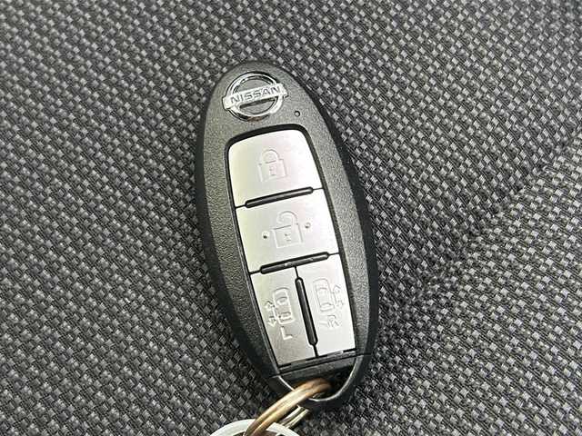 日産 セレナ X 広島県 2017(平29)年 4.8万km ダイヤモンドブラック 禁煙車/快適パック/・スーパーUVカット断熱グリーンガラス/・パーソナルテーブル/・カップホルダー12個/・USB電源ソケット/・セカンドシート 超ロングスライド＋横スライド/・サードシートスライド/・シートバックフック/・シートバックポケット/エマージェンシーブレーキ/車線逸脱警報/純正9型ナビ（MM516D-L）/・フルセグ/CD/DVD/Blu-ray/Bluetooth/バックカメラ/純正フリップダウンモニター/両側パワースライドドア/ステアリングスイッチ/社外前後ドライブレコーダー/ETC/純正15インチホイール/Wエアバック