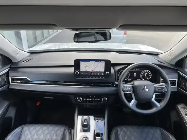 三菱 アウトランダー ＰＨＥＶ P 道央・札幌 2022(令4)年 4.2万km ホワイトダイヤモンド ４WD/ワンオーナー/プラグインハイブリッド/寒冷地仕様/サンルーフ/BOSEサウンドシステム/純正メーカーナビ/AM/FM/BT/フルセグ/スポーティパッケージ/衝突被害軽減ブレーキ/横滑り防止装置/アダプティブクルーズコントロール/ヒルディセントコントロール/レーンキープアシスト/クリアランスソナー/アラウンドビューモニター/ビルトインETC/自動防眩ミラー/DRIVEMODE切替/EVMODE/ワイパーデアイサー/パワーバックドア/前席パワーシート/前席メモリーシート/前席/２列目シートヒーター/レザーシート/革巻きステアリング/ステアリングリモコン/パドルシフト/ハンドルヒーター/AC100V/電動パーキング/オートブレーキホールド/プッシュスタート/スマートキー/LEDヘッドライト/オートライト/フォグランプ/電動格納ミラー/ウィンカーミラー/純正フロアマット/社外グリル（純正グリル積み込み）