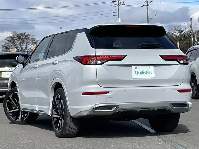 三菱 アウトランダー ＰＨＥＶ P 道央・札幌 2022(令4)年 4.2万km ホワイトダイヤモンド ４WD/ワンオーナー/プラグインハイブリッド/寒冷地仕様/サンルーフ/BOSEサウンドシステム/純正メーカーナビ/AM/FM/BT/フルセグ/スポーティパッケージ/衝突被害軽減ブレーキ/横滑り防止装置/アダプティブクルーズコントロール/ヒルディセントコントロール/レーンキープアシスト/クリアランスソナー/アラウンドビューモニター/ビルトインETC/自動防眩ミラー/DRIVEMODE切替/EVMODE/ワイパーデアイサー/パワーバックドア/前席パワーシート/前席メモリーシート/前席/２列目シートヒーター/レザーシート/革巻きステアリング/ステアリングリモコン/パドルシフト/ハンドルヒーター/AC100V/電動パーキング/オートブレーキホールド/プッシュスタート/スマートキー/LEDヘッドライト/オートライト/フォグランプ/電動格納ミラー/ウィンカーミラー/純正フロアマット/社外グリル（純正グリル積み込み）
