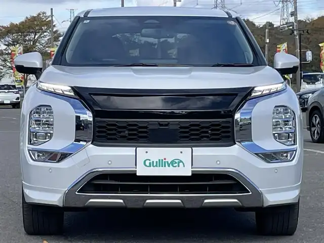 三菱 アウトランダー ＰＨＥＶ P 道央・札幌 2022(令4)年 4.2万km ホワイトダイヤモンド ４WD/ワンオーナー/プラグインハイブリッド/寒冷地仕様/サンルーフ/BOSEサウンドシステム/純正メーカーナビ/AM/FM/BT/フルセグ/スポーティパッケージ/衝突被害軽減ブレーキ/横滑り防止装置/アダプティブクルーズコントロール/ヒルディセントコントロール/レーンキープアシスト/クリアランスソナー/アラウンドビューモニター/ビルトインETC/自動防眩ミラー/DRIVEMODE切替/EVMODE/ワイパーデアイサー/パワーバックドア/前席パワーシート/前席メモリーシート/前席/２列目シートヒーター/レザーシート/革巻きステアリング/ステアリングリモコン/パドルシフト/ハンドルヒーター/AC100V/電動パーキング/オートブレーキホールド/プッシュスタート/スマートキー/LEDヘッドライト/オートライト/フォグランプ/電動格納ミラー/ウィンカーミラー/純正フロアマット/社外グリル（純正グリル積み込み）