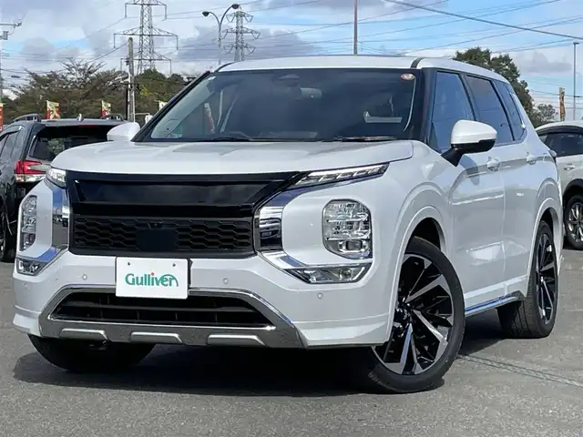 三菱 アウトランダー ＰＨＥＶ P 道央・札幌 2022(令4)年 4.2万km ホワイトダイヤモンド ４WD/ワンオーナー/プラグインハイブリッド/寒冷地仕様/サンルーフ/BOSEサウンドシステム/純正メーカーナビ/AM/FM/BT/フルセグ/スポーティパッケージ/衝突被害軽減ブレーキ/横滑り防止装置/アダプティブクルーズコントロール/ヒルディセントコントロール/レーンキープアシスト/クリアランスソナー/アラウンドビューモニター/ビルトインETC/自動防眩ミラー/DRIVEMODE切替/EVMODE/ワイパーデアイサー/パワーバックドア/前席パワーシート/前席メモリーシート/前席/２列目シートヒーター/レザーシート/革巻きステアリング/ステアリングリモコン/パドルシフト/ハンドルヒーター/AC100V/電動パーキング/オートブレーキホールド/プッシュスタート/スマートキー/LEDヘッドライト/オートライト/フォグランプ/電動格納ミラー/ウィンカーミラー/純正フロアマット/社外グリル（純正グリル積み込み）