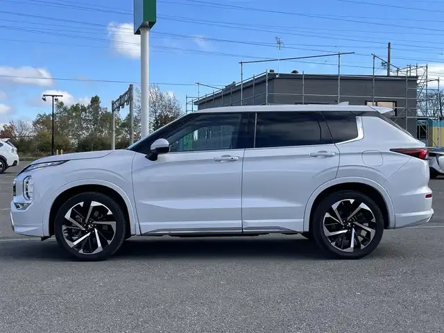 三菱 アウトランダー ＰＨＥＶ P 道央・札幌 2022(令4)年 4.2万km ホワイトダイヤモンド ４WD/ワンオーナー/プラグインハイブリッド/寒冷地仕様/サンルーフ/BOSEサウンドシステム/純正メーカーナビ/AM/FM/BT/フルセグ/スポーティパッケージ/衝突被害軽減ブレーキ/横滑り防止装置/アダプティブクルーズコントロール/ヒルディセントコントロール/レーンキープアシスト/クリアランスソナー/アラウンドビューモニター/ビルトインETC/自動防眩ミラー/DRIVEMODE切替/EVMODE/ワイパーデアイサー/パワーバックドア/前席パワーシート/前席メモリーシート/前席/２列目シートヒーター/レザーシート/革巻きステアリング/ステアリングリモコン/パドルシフト/ハンドルヒーター/AC100V/電動パーキング/オートブレーキホールド/プッシュスタート/スマートキー/LEDヘッドライト/オートライト/フォグランプ/電動格納ミラー/ウィンカーミラー/純正フロアマット/社外グリル（純正グリル積み込み）