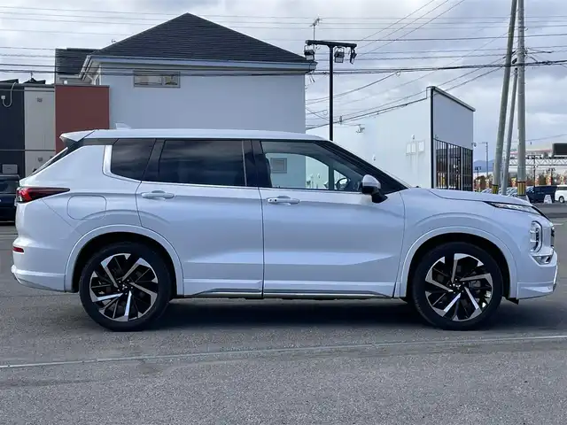三菱 アウトランダー ＰＨＥＶ P 道央・札幌 2022(令4)年 4.2万km ホワイトダイヤモンド ４WD/ワンオーナー/プラグインハイブリッド/寒冷地仕様/サンルーフ/BOSEサウンドシステム/純正メーカーナビ/AM/FM/BT/フルセグ/スポーティパッケージ/衝突被害軽減ブレーキ/横滑り防止装置/アダプティブクルーズコントロール/ヒルディセントコントロール/レーンキープアシスト/クリアランスソナー/アラウンドビューモニター/ビルトインETC/自動防眩ミラー/DRIVEMODE切替/EVMODE/ワイパーデアイサー/パワーバックドア/前席パワーシート/前席メモリーシート/前席/２列目シートヒーター/レザーシート/革巻きステアリング/ステアリングリモコン/パドルシフト/ハンドルヒーター/AC100V/電動パーキング/オートブレーキホールド/プッシュスタート/スマートキー/LEDヘッドライト/オートライト/フォグランプ/電動格納ミラー/ウィンカーミラー/純正フロアマット/社外グリル（純正グリル積み込み）