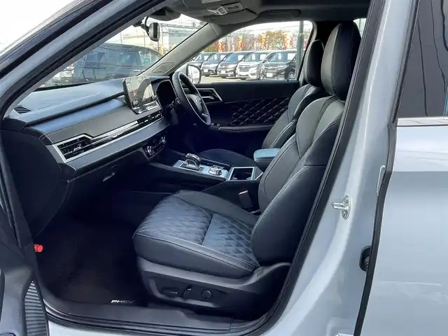 三菱 アウトランダー ＰＨＥＶ P 道央・札幌 2022(令4)年 4.2万km ホワイトダイヤモンド ４WD/ワンオーナー/プラグインハイブリッド/寒冷地仕様/サンルーフ/BOSEサウンドシステム/純正メーカーナビ/AM/FM/BT/フルセグ/スポーティパッケージ/衝突被害軽減ブレーキ/横滑り防止装置/アダプティブクルーズコントロール/ヒルディセントコントロール/レーンキープアシスト/クリアランスソナー/アラウンドビューモニター/ビルトインETC/自動防眩ミラー/DRIVEMODE切替/EVMODE/ワイパーデアイサー/パワーバックドア/前席パワーシート/前席メモリーシート/前席/２列目シートヒーター/レザーシート/革巻きステアリング/ステアリングリモコン/パドルシフト/ハンドルヒーター/AC100V/電動パーキング/オートブレーキホールド/プッシュスタート/スマートキー/LEDヘッドライト/オートライト/フォグランプ/電動格納ミラー/ウィンカーミラー/純正フロアマット/社外グリル（純正グリル積み込み）