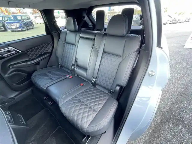 三菱 アウトランダー ＰＨＥＶ P 道央・札幌 2022(令4)年 4.2万km ホワイトダイヤモンド ４WD/ワンオーナー/プラグインハイブリッド/寒冷地仕様/サンルーフ/BOSEサウンドシステム/純正メーカーナビ/AM/FM/BT/フルセグ/スポーティパッケージ/衝突被害軽減ブレーキ/横滑り防止装置/アダプティブクルーズコントロール/ヒルディセントコントロール/レーンキープアシスト/クリアランスソナー/アラウンドビューモニター/ビルトインETC/自動防眩ミラー/DRIVEMODE切替/EVMODE/ワイパーデアイサー/パワーバックドア/前席パワーシート/前席メモリーシート/前席/２列目シートヒーター/レザーシート/革巻きステアリング/ステアリングリモコン/パドルシフト/ハンドルヒーター/AC100V/電動パーキング/オートブレーキホールド/プッシュスタート/スマートキー/LEDヘッドライト/オートライト/フォグランプ/電動格納ミラー/ウィンカーミラー/純正フロアマット/社外グリル（純正グリル積み込み）