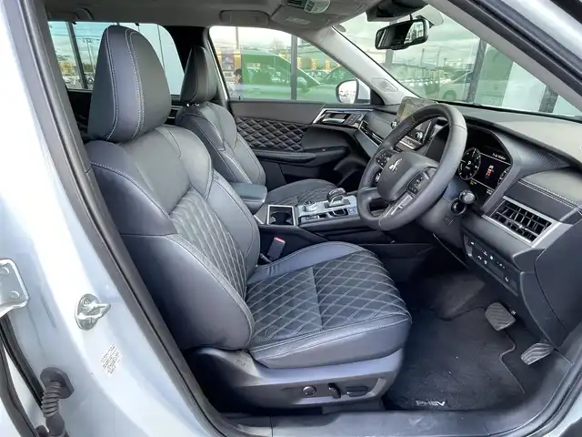 三菱 アウトランダー ＰＨＥＶ P 道央・札幌 2022(令4)年 4.2万km ホワイトダイヤモンド ４WD/ワンオーナー/プラグインハイブリッド/寒冷地仕様/サンルーフ/BOSEサウンドシステム/純正メーカーナビ/AM/FM/BT/フルセグ/スポーティパッケージ/衝突被害軽減ブレーキ/横滑り防止装置/アダプティブクルーズコントロール/ヒルディセントコントロール/レーンキープアシスト/クリアランスソナー/アラウンドビューモニター/ビルトインETC/自動防眩ミラー/DRIVEMODE切替/EVMODE/ワイパーデアイサー/パワーバックドア/前席パワーシート/前席メモリーシート/前席/２列目シートヒーター/レザーシート/革巻きステアリング/ステアリングリモコン/パドルシフト/ハンドルヒーター/AC100V/電動パーキング/オートブレーキホールド/プッシュスタート/スマートキー/LEDヘッドライト/オートライト/フォグランプ/電動格納ミラー/ウィンカーミラー/純正フロアマット/社外グリル（純正グリル積み込み）