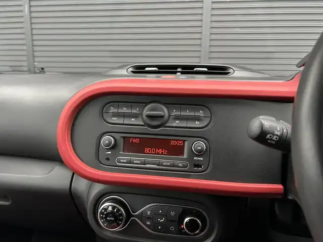 ルノー トゥインゴ インテンス 茨城県 2017(平29)年 1.9万km 赤 純正オ-ディオ /クル-ズコントロ-ル /ETC /USB /LEDフォグランプ /オートライト /バックソナー /純正15インチアルミホイール /シートリフター /オートエアコン /フロアマット /禁煙車