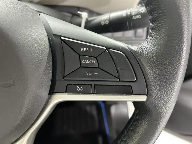 日産 セレナ e－パワー ハイウェイスター V 佐賀県 2018(平30)年 6.5万km ブリリアントホワイトパール 純正７インチナビ/（TV/CD/DVD/Bluetooth/AM/FM）/衝突軽減ブレーキ/全方位カメラ/コーナーセンサー/レーンキープアシスト/パーキングアシスト/両側パワースライドドア/ハンズフリーオートスライドドア/クルーズコントロール/純正１５アルミホイール/ＬＥＤヘッドライト/オートライト/純正フロアマット/ドアバイザー/ドライブレコーダー/標識検知機能/盗難防止装置/横滑り防止装置