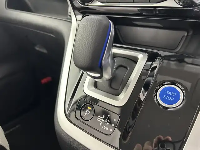 日産 セレナ e－パワー ハイウェイスター V 佐賀県 2018(平30)年 6.5万km ブリリアントホワイトパール 純正７インチナビ/（TV/CD/DVD/Bluetooth/AM/FM）/衝突軽減ブレーキ/全方位カメラ/コーナーセンサー/レーンキープアシスト/パーキングアシスト/両側パワースライドドア/ハンズフリーオートスライドドア/クルーズコントロール/純正１５アルミホイール/ＬＥＤヘッドライト/オートライト/純正フロアマット/ドアバイザー/ドライブレコーダー/標識検知機能/盗難防止装置/横滑り防止装置