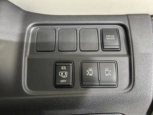 日産 セレナ e－パワー ハイウェイスター V 佐賀県 2018(平30)年 6.5万km ブリリアントホワイトパール 純正７インチナビ/（TV/CD/DVD/Bluetooth/AM/FM）/衝突軽減ブレーキ/全方位カメラ/コーナーセンサー/レーンキープアシスト/パーキングアシスト/両側パワースライドドア/ハンズフリーオートスライドドア/クルーズコントロール/純正１５アルミホイール/ＬＥＤヘッドライト/オートライト/純正フロアマット/ドアバイザー/ドライブレコーダー/標識検知機能/盗難防止装置/横滑り防止装置