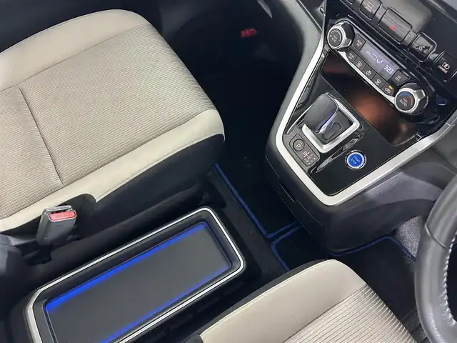 日産 セレナ e－パワー ハイウェイスター V 佐賀県 2018(平30)年 6.5万km ブリリアントホワイトパール 純正７インチナビ/（TV/CD/DVD/Bluetooth/AM/FM）/衝突軽減ブレーキ/全方位カメラ/コーナーセンサー/レーンキープアシスト/パーキングアシスト/両側パワースライドドア/ハンズフリーオートスライドドア/クルーズコントロール/純正１５アルミホイール/ＬＥＤヘッドライト/オートライト/純正フロアマット/ドアバイザー/ドライブレコーダー/標識検知機能/盗難防止装置/横滑り防止装置