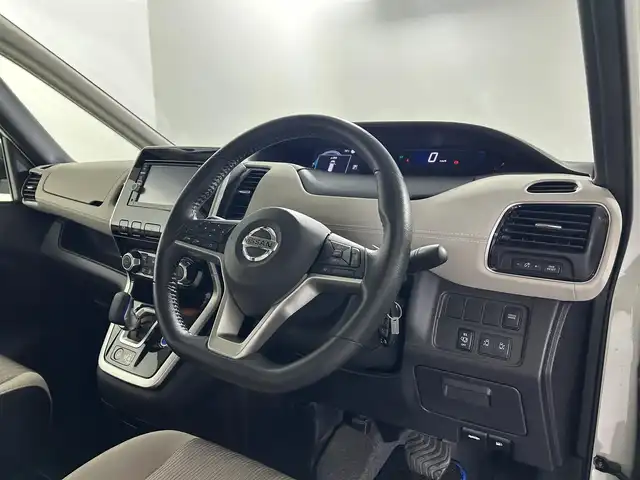 日産 セレナ e－パワー ハイウェイスター V 佐賀県 2018(平30)年 6.5万km ブリリアントホワイトパール 純正７インチナビ/（TV/CD/DVD/Bluetooth/AM/FM）/衝突軽減ブレーキ/全方位カメラ/コーナーセンサー/レーンキープアシスト/パーキングアシスト/両側パワースライドドア/ハンズフリーオートスライドドア/クルーズコントロール/純正１５アルミホイール/ＬＥＤヘッドライト/オートライト/純正フロアマット/ドアバイザー/ドライブレコーダー/標識検知機能/盗難防止装置/横滑り防止装置