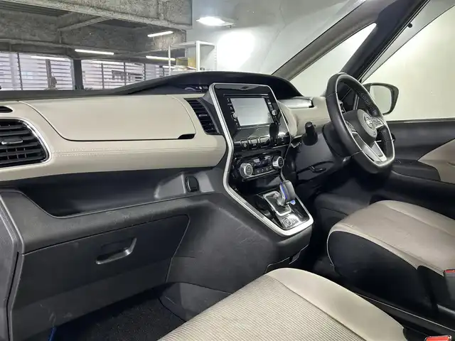 日産 セレナ e－パワー ハイウェイスター V 佐賀県 2018(平30)年 6.5万km ブリリアントホワイトパール 純正７インチナビ/（TV/CD/DVD/Bluetooth/AM/FM）/衝突軽減ブレーキ/全方位カメラ/コーナーセンサー/レーンキープアシスト/パーキングアシスト/両側パワースライドドア/ハンズフリーオートスライドドア/クルーズコントロール/純正１５アルミホイール/ＬＥＤヘッドライト/オートライト/純正フロアマット/ドアバイザー/ドライブレコーダー/標識検知機能/盗難防止装置/横滑り防止装置