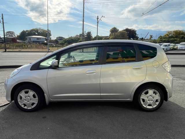 ホンダ フィット ハイブリット 神奈川県 2011(平23)年 4.3万km アラバスターシルバーメタリック クルーズコントロール/純正ナビ/（RCA/CD/DVD/AM/FM/ワンセグTV）/バックカメラ/ECONシステム/ハロゲンヘッドライト/ヘッドライトレベライザー/電動格納ミラー/二列目フルフラットシート/純正フロアマット