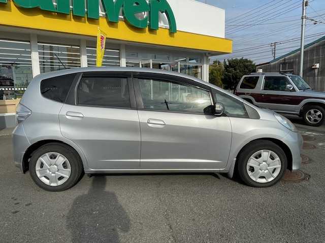 ホンダ フィット ハイブリット 神奈川県 2011(平23)年 4.3万km アラバスターシルバーメタリック クルーズコントロール/純正ナビ/（RCA/CD/DVD/AM/FM/ワンセグTV）/バックカメラ/ECONシステム/ハロゲンヘッドライト/ヘッドライトレベライザー/電動格納ミラー/二列目フルフラットシート/純正フロアマット