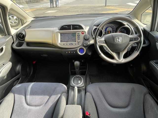 ホンダ フィット ハイブリット 神奈川県 2011(平23)年 4.3万km アラバスターシルバーメタリック クルーズコントロール/純正ナビ/（RCA/CD/DVD/AM/FM/ワンセグTV）/バックカメラ/ECONシステム/ハロゲンヘッドライト/ヘッドライトレベライザー/電動格納ミラー/二列目フルフラットシート/純正フロアマット