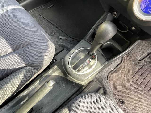 ホンダ フィット ハイブリット 神奈川県 2011(平23)年 4.3万km アラバスターシルバーメタリック クルーズコントロール/純正ナビ/（RCA/CD/DVD/AM/FM/ワンセグTV）/バックカメラ/ECONシステム/ハロゲンヘッドライト/ヘッドライトレベライザー/電動格納ミラー/二列目フルフラットシート/純正フロアマット