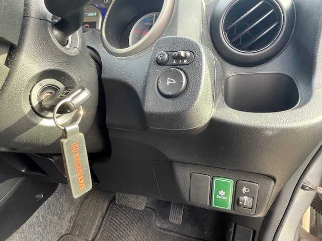 ホンダ フィット ハイブリット 神奈川県 2011(平23)年 4.3万km アラバスターシルバーメタリック クルーズコントロール/純正ナビ/（RCA/CD/DVD/AM/FM/ワンセグTV）/バックカメラ/ECONシステム/ハロゲンヘッドライト/ヘッドライトレベライザー/電動格納ミラー/二列目フルフラットシート/純正フロアマット