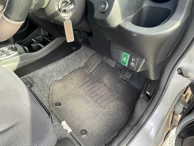 ホンダ フィット ハイブリット 神奈川県 2011(平23)年 4.3万km アラバスターシルバーメタリック クルーズコントロール/純正ナビ/（RCA/CD/DVD/AM/FM/ワンセグTV）/バックカメラ/ECONシステム/ハロゲンヘッドライト/ヘッドライトレベライザー/電動格納ミラー/二列目フルフラットシート/純正フロアマット