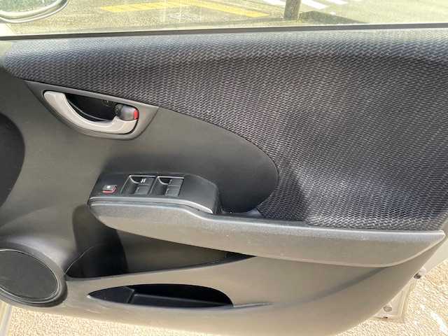 ホンダ フィット ハイブリット 神奈川県 2011(平23)年 4.3万km アラバスターシルバーメタリック クルーズコントロール/純正ナビ/（RCA/CD/DVD/AM/FM/ワンセグTV）/バックカメラ/ECONシステム/ハロゲンヘッドライト/ヘッドライトレベライザー/電動格納ミラー/二列目フルフラットシート/純正フロアマット